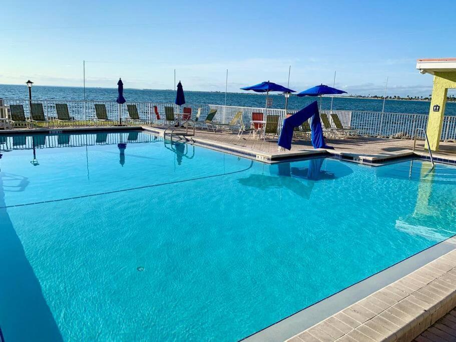 Tropical Serenity-Water View Heated Pool Tiki Bar Тампа Экстерьер фото